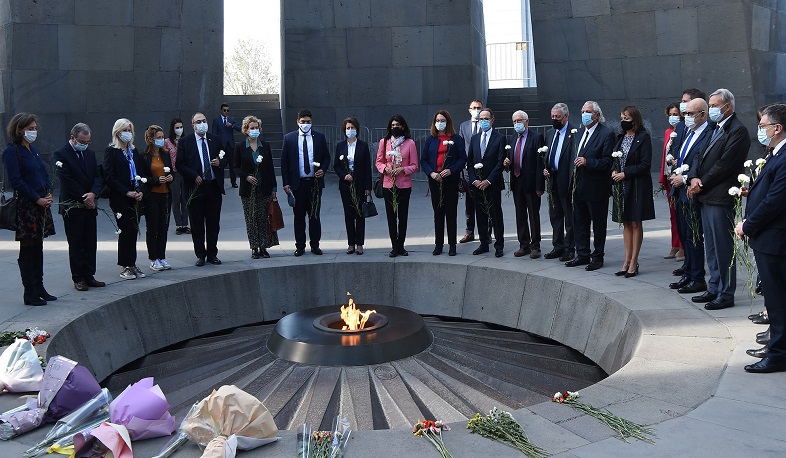 Французские депутаты посетили мемориальный комплекс Цицернакаберд