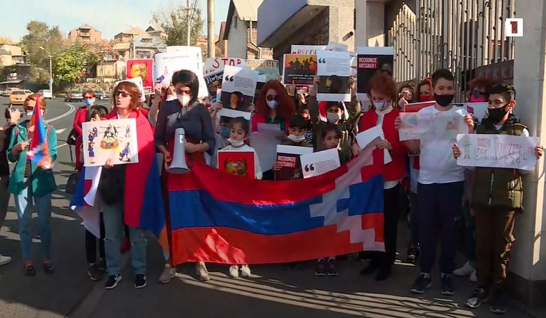 Արցախցի կանայք հանդիպում են պահանջում ՀՀ-ում ԵՄ պատվիրակության ղեկավարի հետ