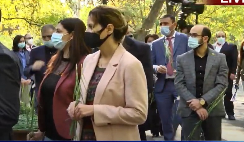 Պատգամավորները ծաղիկներ են խոնարհել հոկտեմբերի 27-ի զոհերի հիշատակին