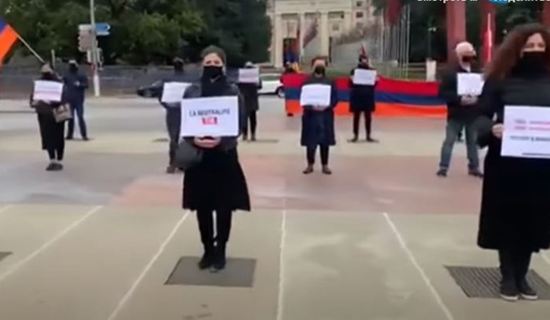 Ցուցարարները՝ ՄԱԿ-ի գրասենյակների շենքերի դիմաց