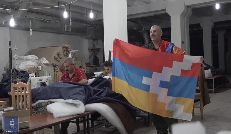 В убежищах Арцаха шьют спальные мешки и одежду для солдат