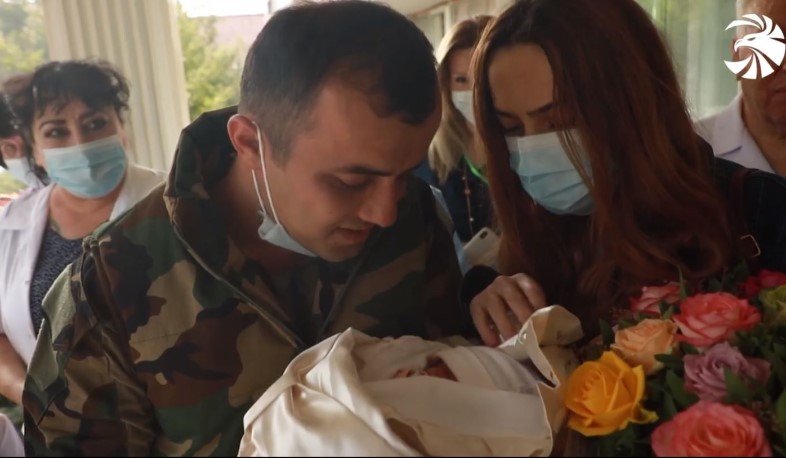 Первая встреча отца и новорожденной дочери