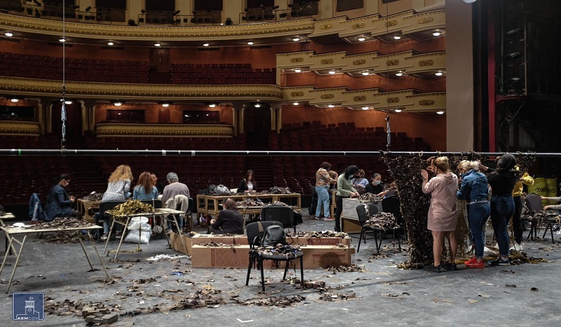 The stage of the Opera House - a place for making camouflage nets. Photos
