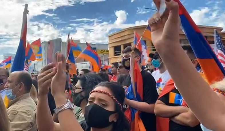 Հայ համայնքի ներկայացուցիչները Լոս Անջելեսում Ադրբեջանի հյուպատոսարանի առջև բողոքի ցույց են կազմակերպել