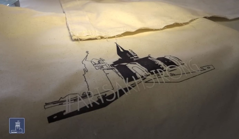 Արցախցի կանայք Օշականի մշակույթի կենտրոնում կտորե էկոպայուսակներ են կարում