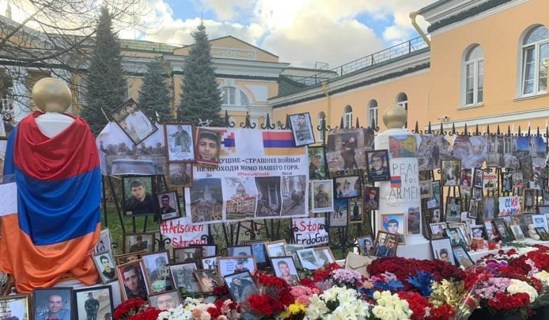 Дань уважения перед посольством РА в России
