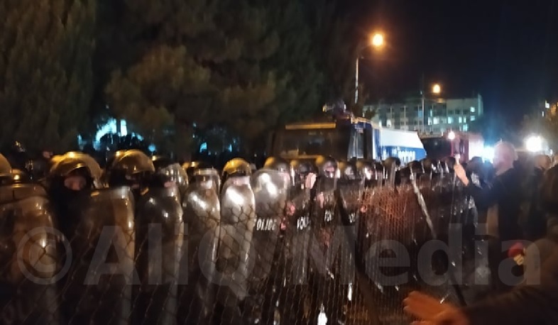 Ջրցան մեքենա, արցունքաբեր գազ. իրավիճակը Թբիլիսիում