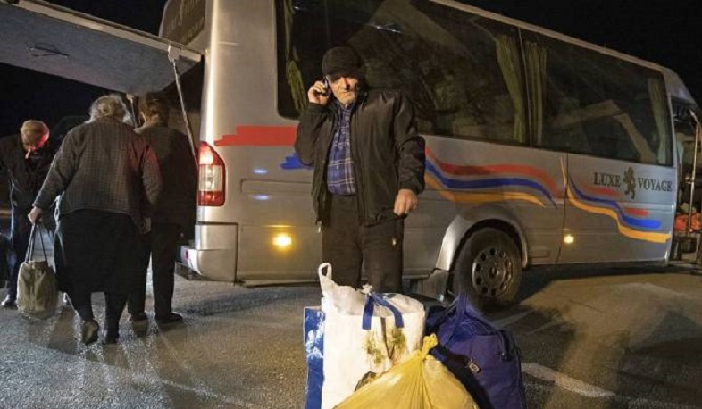 Российские миротворцы сопроводили колонну возвращающихся в НК беженцев