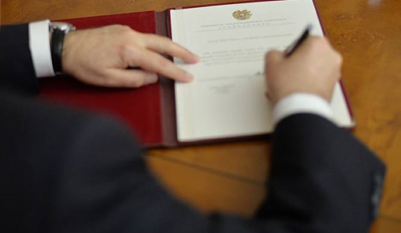 ՀՀ նախագահ Արմեն Սարգսյանը մեդալներ է շնորհել 102 զինծառայողի