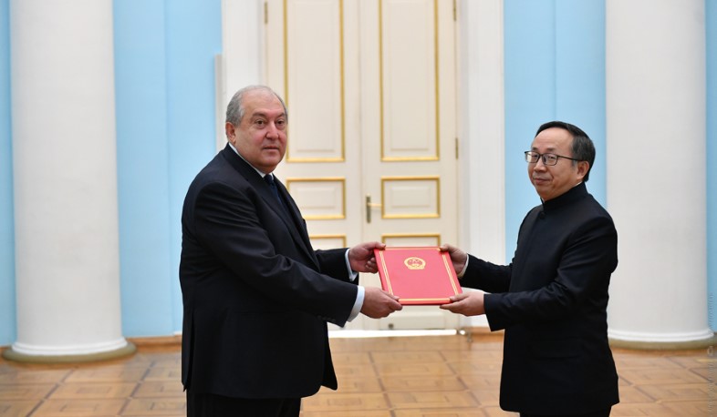 Մենք ապացուցել ենք, որ կարող ենք լինել լավ գործընկերներ. ՀՀ նախագահին հավատարմագրերն է հանձնել Չինաստանի նորանշանակ դեսպանը