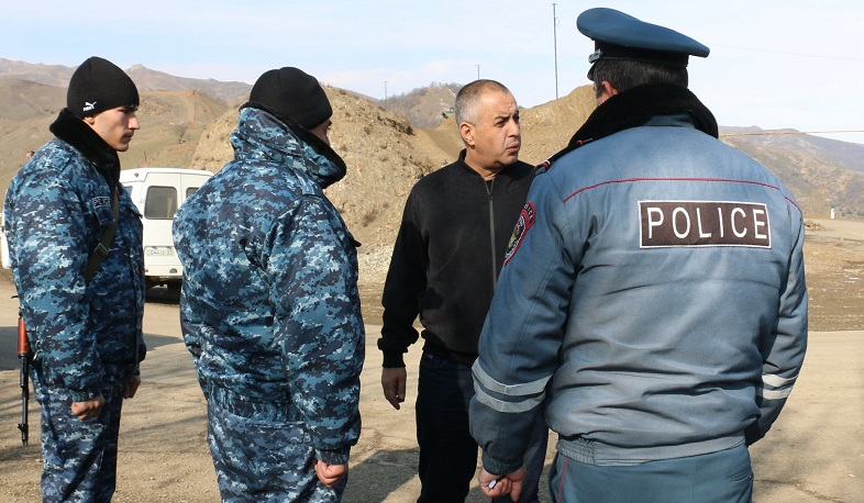 ԱՀ ոստիկանապետն այցելել է Ստեփանակերտ-Գորիս հատվածում տեղադրված անցակետեր և տեղում ծանոթացել իրավիճակին