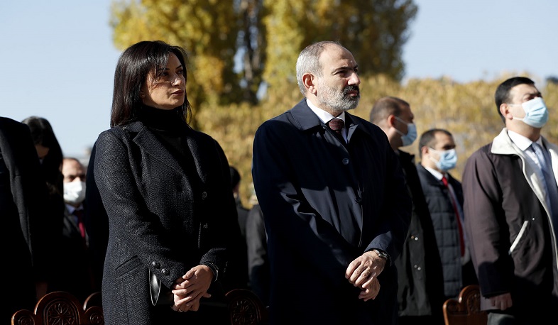 Վարչապետը տիկնոջ հետ ներկա է եղել պատերազմում զոհված հերոսների հիշատակի արարողությանը