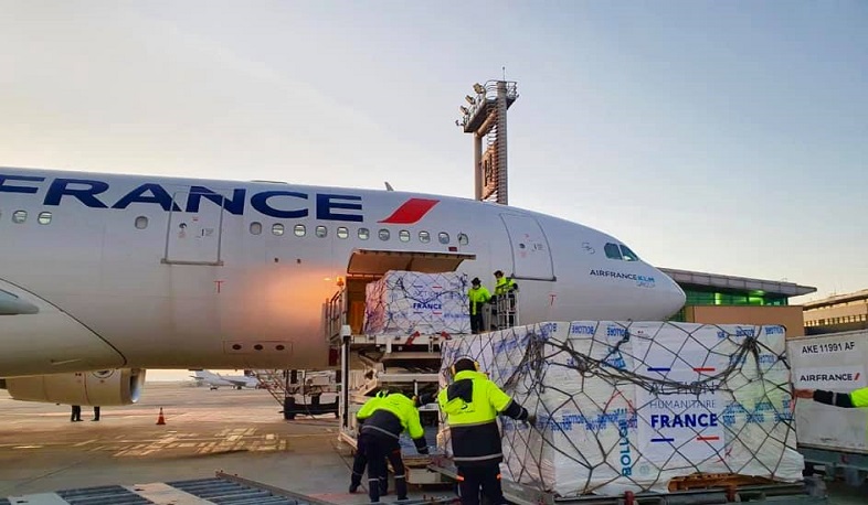 The first plane from France arrived in Yerevan with government humanitarian baggage