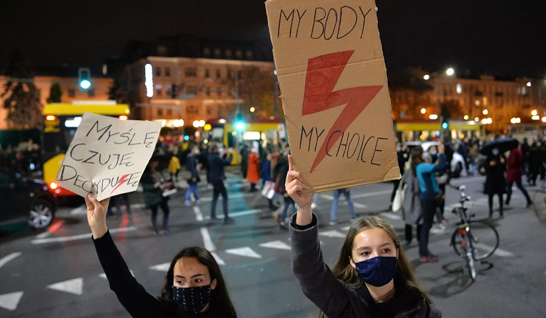 В Польше противники закона об абортах вышли на акции протеста