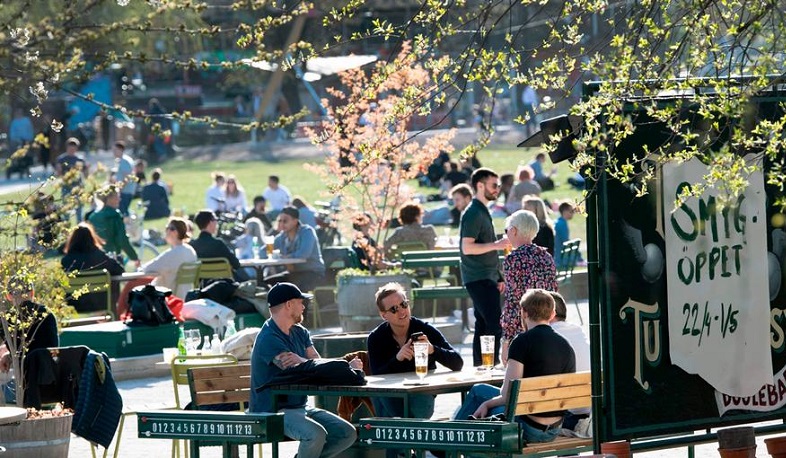 Шведы потеряли веру в местную модель борьбы с коронавирусом