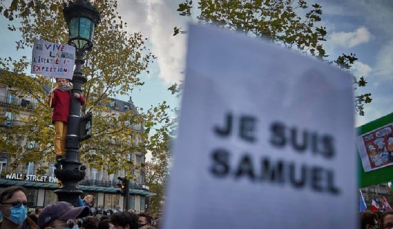 Четырех школьников обвинили по делу об убийстве преподавателя, который показывал на уроке карикатуры на Мухаммеда