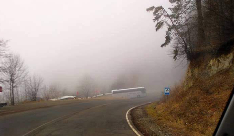 Գորիս-Կապան ճանապարհահատվածում տեղ-տեղ մերկասառույց է, Մեղրու լեռնանցքում՝ մառախուղ