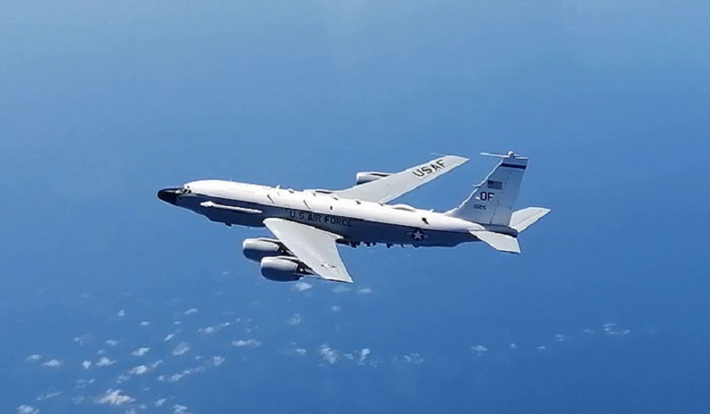 Российский Су-27 перехватил над Черным морем самолет-разведчик США