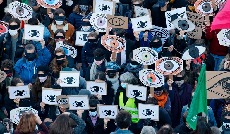 Во Франции хотят запретить публиковать изображения полицейских при исполнении. Тысячи людей выступили против