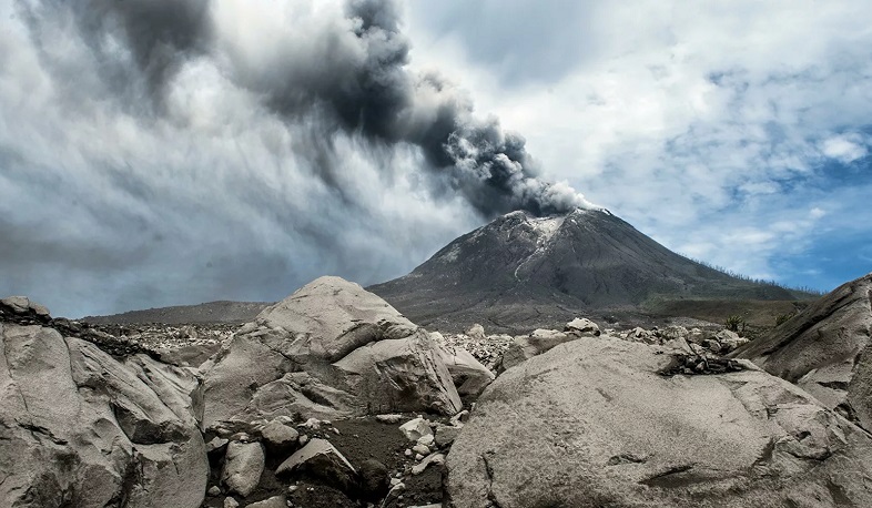 Индонезийцы спасаются от извержения вулкана