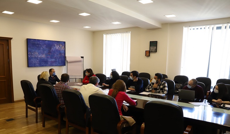 Զարեհ Սինանյանը հանդիպել է ստարտափերների հետ