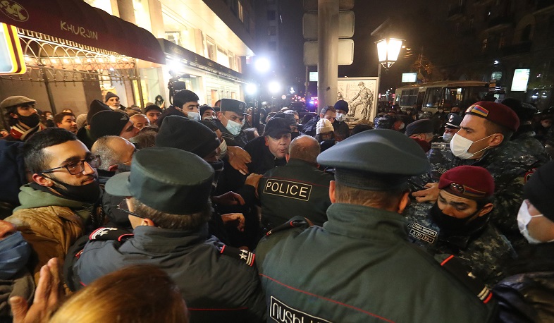 Մի խումբ երիտասարդներ անհնազանդության ակցիա են իրականացրել Մաշտոցի պողոտայում