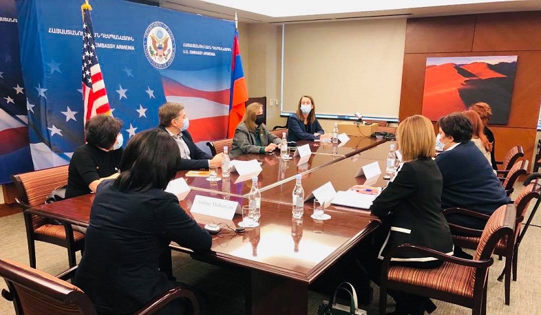 Линн Трейси встретилась с переселенцами из Нагорного Карабаха и представителями гражданского общества