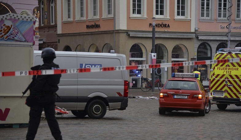В Германии автомобиль врезался в людей на тротуаре, есть погибшие и раненые