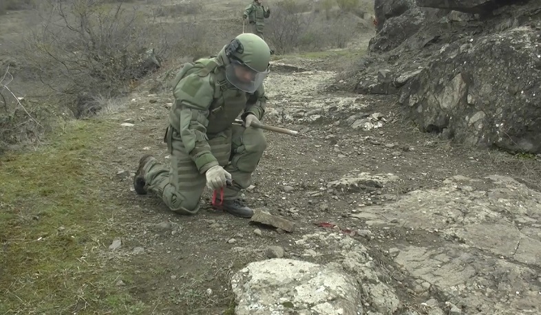 При разминировании Степанакерта российские миротворцы за один день обнаружили и обезвредили около 100 взрывоопасных предметов
