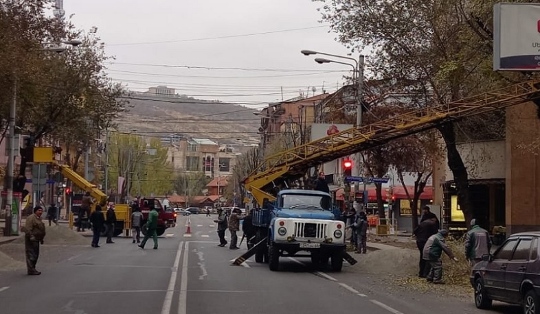 Երևանի Կենտրոնում աշնանային էտի աշխատանքներ են ընթանում