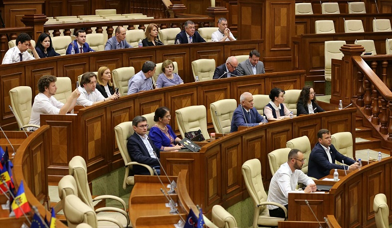 Соцпартия Молдавии инициировала переговоры о роспуске парламента