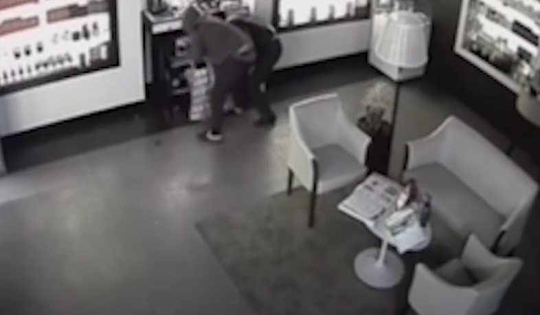 Օծանելիքի խանութից գողություն կատարած անձանցից մեկը սպառնացել է պայթեցնել իրեն