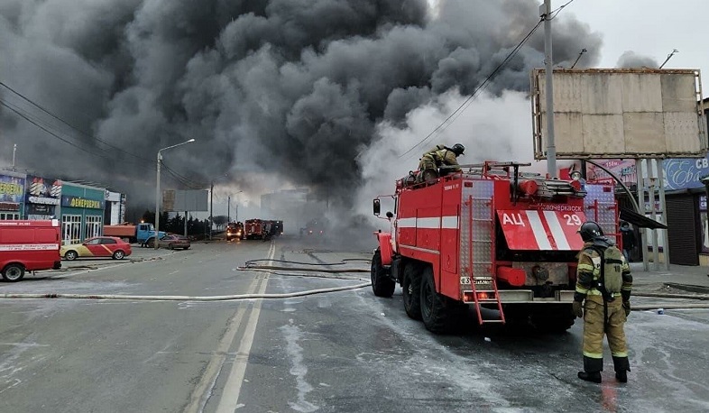В Ростове-на-Дону загорелся павильон с пиротехникой на рынке