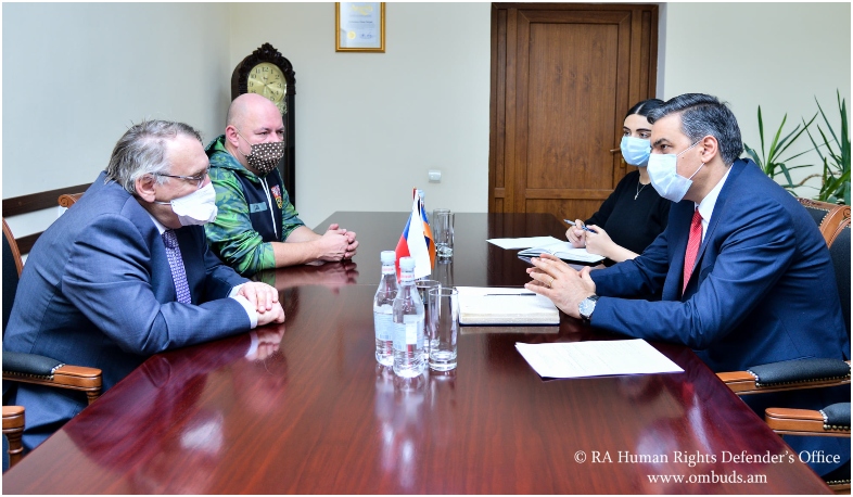 Омбудсмен РА представил послу Чехии доказательства злодеяний Азербайджана