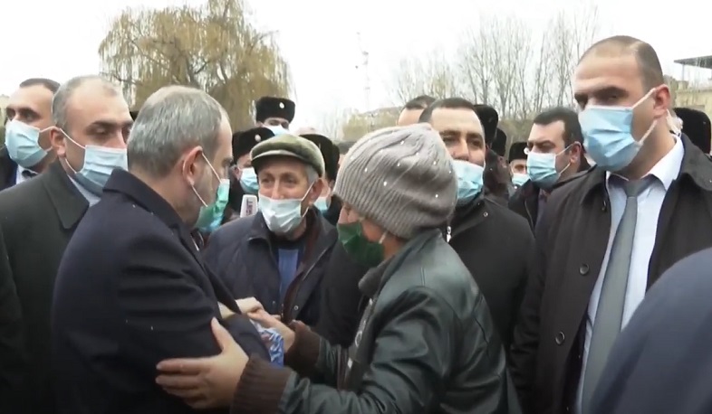 Դու մեզ մենակ չթողնես էդ դավաճանների ձեռքը. գյումրեցի կինը՝ վարչապետին