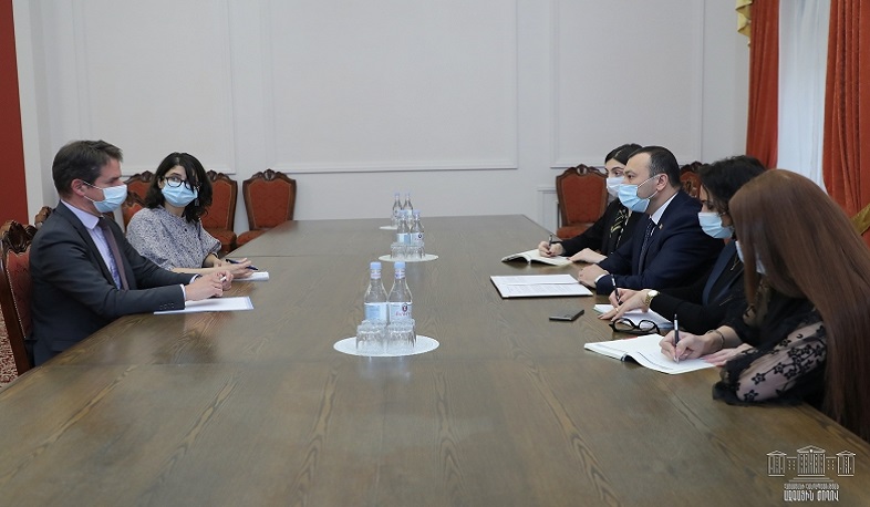 Ваге Энфиаджян и Джонатан Лакотт обсудили вопросы, связанные с возвращением военнопленных