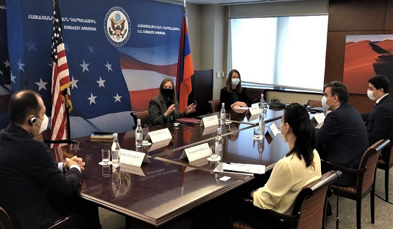 Достойное обращение с пленными и их безопасное возвращение являются приоритетными для США. Линн Трейси