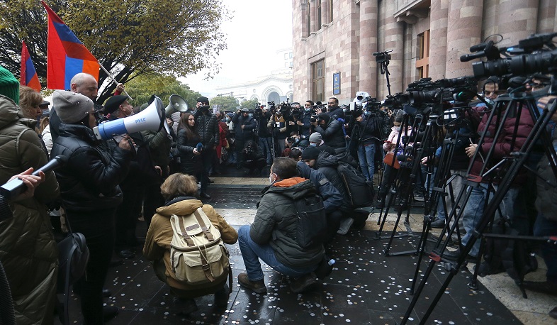 Բողոքի ցույց կառավարության շենքի առաջ