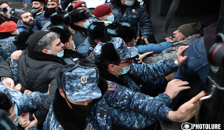 Կառավարության շենքի առաջ ակցիայի 29 մասնակից բերվել է ոստիկանության բաժիններ