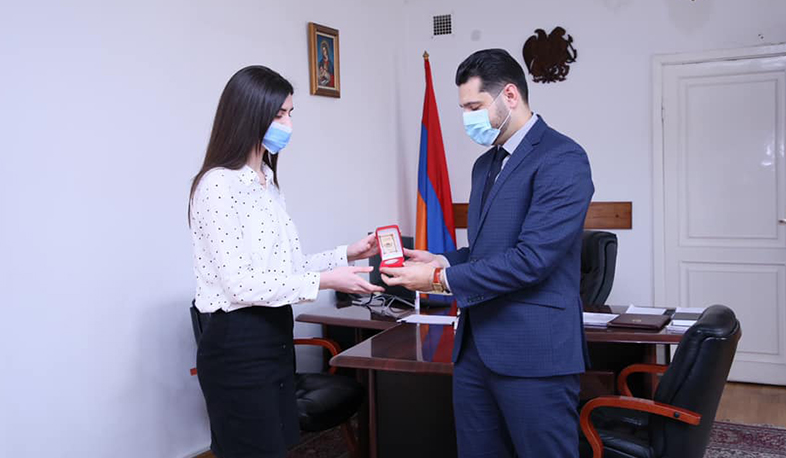 Արմավիրի մարզպետը ոսկե մեդալներ է հանձնել 2019-2020 ուսումնական տարվա շրջանավարտներին