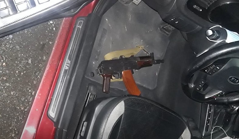 Վաղարշապատի բաժին բերման ենթարկվածի մեքենայում ինքնաձիգ է հայտնաբերվել․ երիտասարդը ձերբակալվել է