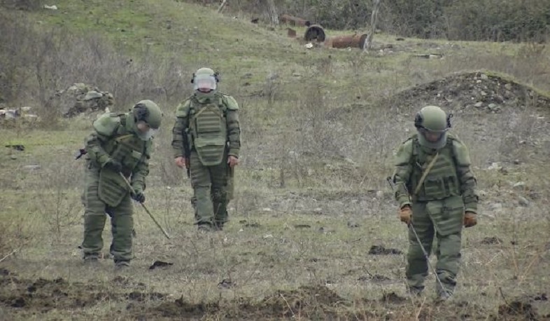 Военнослужащие Международного противоминного центра МО РФ обследуют частные дома и приусадебные участки в Степанакерте
