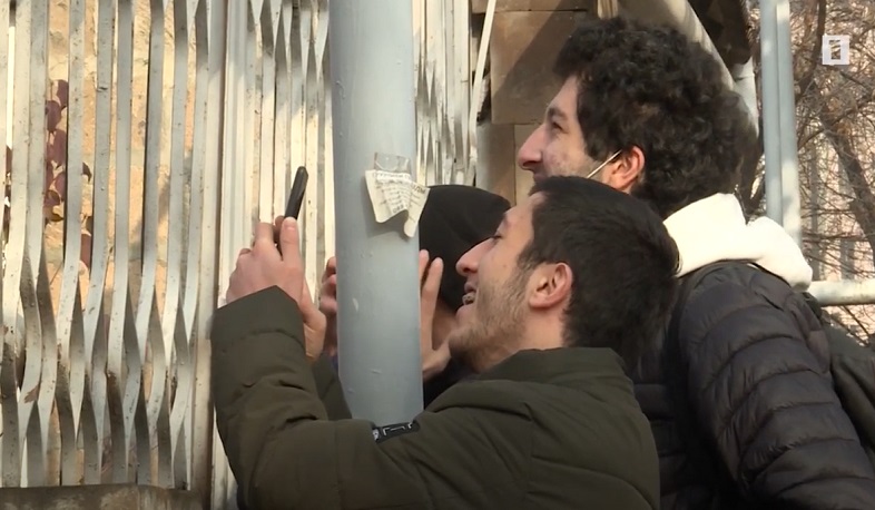 Իրանց չէին ասել, որ բերում են Հայաստան, գիտեին՝ տանում են երրորդ երկիր. Ադրբեջանից վերադարձած գերիների ծնողները հավաքվել են զինվորական հոսպիտալում