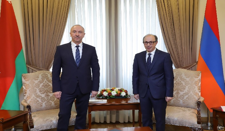 Глава МИД РА Ара Айвазян принял новоназначенного посла Беларуси