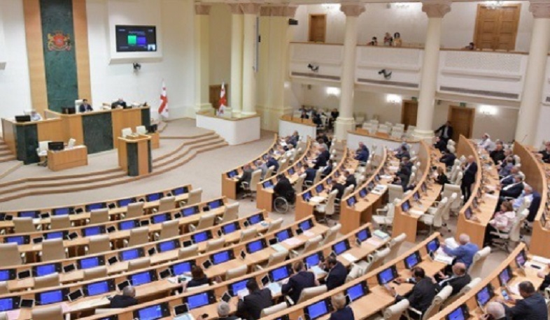 Партия Саакашвили отказалась от мандатов в парламенте Грузии
