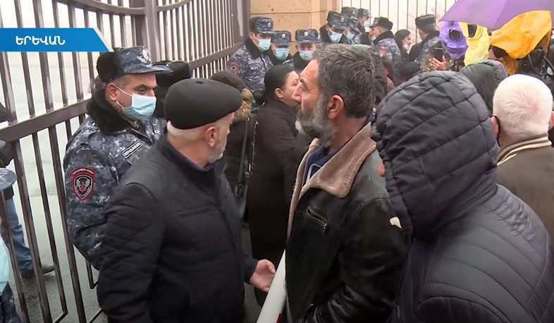 Անհետ կորած և գերեվարված զինծառայողների ծնողները մտել են ՊՆ շենք