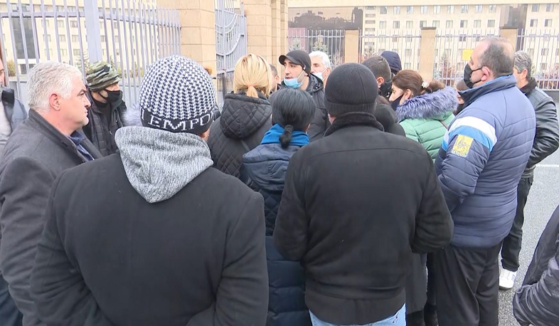 Ժամկետային զինծառայողների ծնողները բողոքի ակցիա են արել ՊՆ շենքի դիմաց