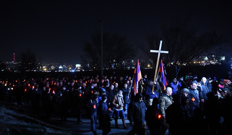В Ереване прошло факельное шествие в память о погибших в Арцахе