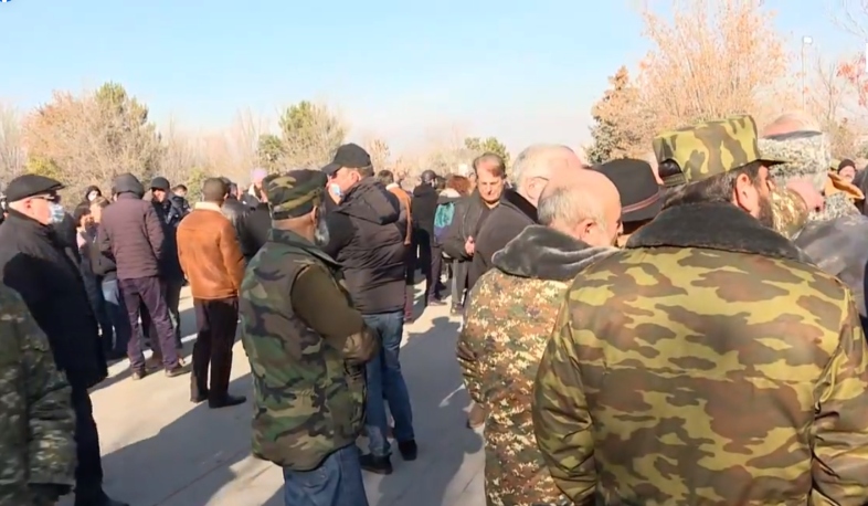 Եռաբլուրում հավաքված քաղաքացիները պատրաստվում են արգելել սգո երթի մուտքը պանթեոն