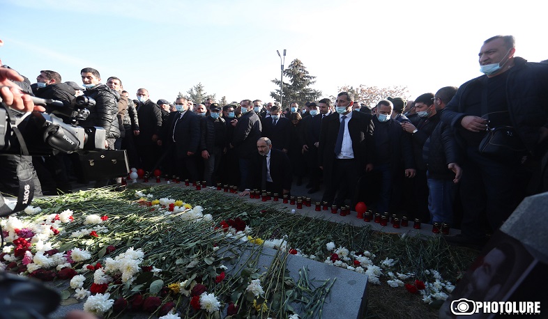 Սգո երթի մասնակիցները «Եռաբլուր» պանթեոնում հարգանքի տուրք մատուցեցին զոհված զինծառայողների հիշատակին